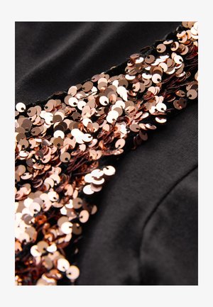 Țesătură neagră cu o secțiune de paiete suprapuse de culoare aur roz. Paietele sunt rotunde, cu o suprafață lucioasă, adăugând textură și contrast vizual.