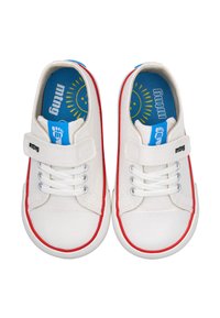 Zapatillas de lona en blanco con suela y ribete de goma roja. Presentan una plantilla azul con un gráfico de sol y una correa de Velcro junto con los cordones.