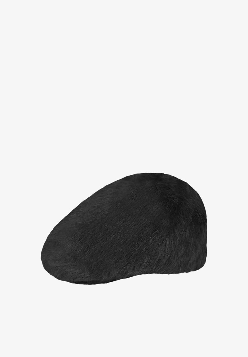 Cappello di pelliccia nera con superficie liscia, forma arrotondata e texture morbida, caratterizzato da un design elegante e privo di hardware o accenti visibili.