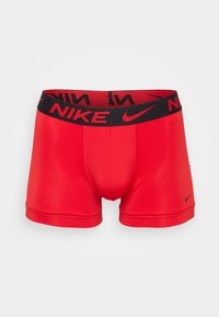 Șorturi atletice roșii cu un talie elastică neagră, având logo-ul Nike. Textură netedă și design ajustat pentru confort și susținere.
