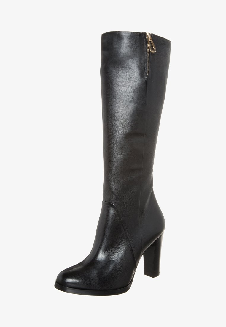 Botte noire en cuir jusqu'au genou avec un bout arrondi, un talon bloc haut et une fermeture éclair latérale pour un enfilage facile. Texture lisse et design ajusté.