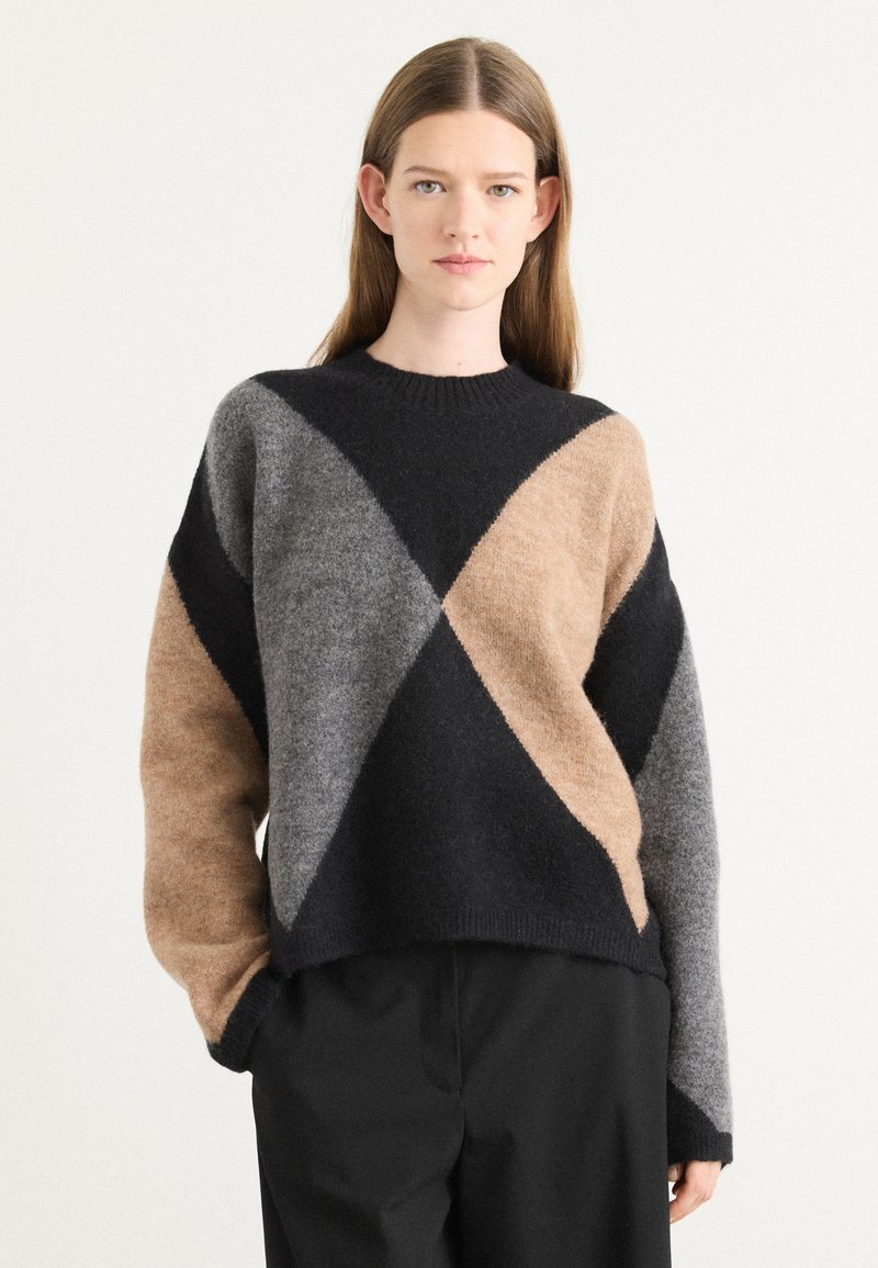 Sweater oversized com um padrão geométrico em tons de preto, cinza e bege. Feito de um tecido suave com decote canelado e punhos.