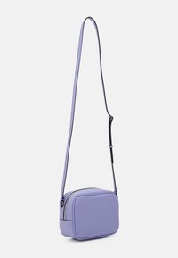 Fialová kabelka přes rameno z texturovaného materiálu, ve tvaru obdélníku, s horním zapínáním na zip a nastavitelným popruhem.