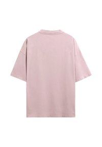 Lichtroze oversized T-shirt met korte mouwen en een ronde hals, van achteren getoond op een witte achtergrond.