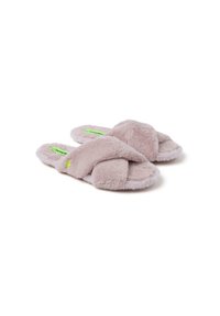 Zapatillas de casa rosas y suaves con un diseño de tira cruzada, textura blanda y suela plana. Presenta un logo verde brillante en el interior.