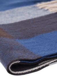 Coperta in lana con bordo piegato, caratterizzata da un design a quadri in tonalità di marrone scuro e blu, superficie texturizzata e finitura morbida.