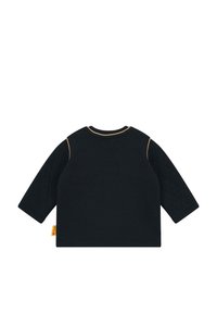 Schwarzer Baumwoll-Pullover mit gesteppten Textärmeln, rundem Ausschnitt und kontrastierenden goldenen Akzenten. Etikett sichtbar nahe dem Saum.
