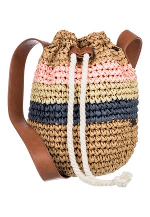 Sac bourse en paille tissée avec des rayures beige, rose, jaune, marine et marron ; doté d'une sangle en cuir et d'un cordon de serrage en coton blanc.