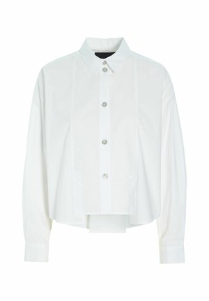 Camisa blanca de manga larga con botones, con un corte corto y cuadrado y un cuello puntiagudo, presentada sobre un fondo blanco liso.