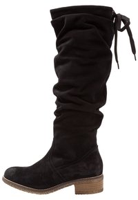 Bota de ante negra hasta la rodilla con un diseño holgado, lazo en la parte superior y un tacón bajo apilado. Superficie texturizada con un acabado suave.