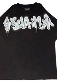 T-shirt in cotone nero con grande scritta bianca in stile spray "DISCLAIMER" con colature, maniche corte e scollatura rotonda.