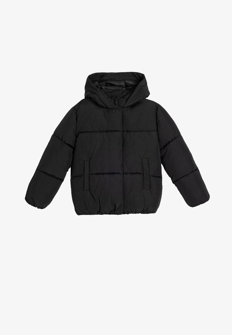 Veste matelassée noire avec capuche, présentant un design matelassé, des poches avant et des poignets élastiqués. Matière douce et légère.