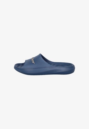 Sandalia de goma azul tipo slip-on con plantilla contorneada y tira ancha con un pequeño logo blanco en la parte superior.