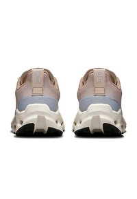 Leichtgewichtige Schuhe mit einem Obermaterial aus pinkem und blauem Mesh, weißer Zwischensohle und strukturiertem schwarzem Laufsohle.