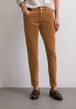 Pantaloni in velluto a coste marroni con vestibilità slim, dotati di due tasche anteriori, una classica chiusura con bottone e tessuto testurizzato per maggiore calore.