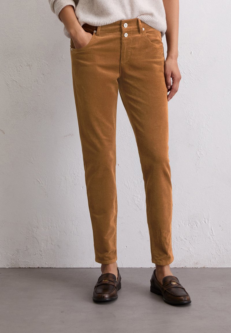 Bruine corduroy broek met een slim fit, voorzien van twee voorzakken, een klassieke knoopsluiting en een textuurstof voor extra warmte.
