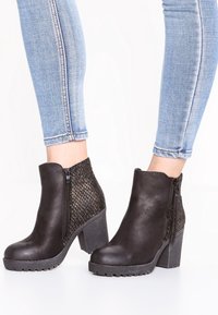 H.I.S Botines bajos - black