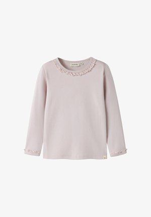 Lichtroze lange mouwen shirt met kanten ruches rond de ronde halslijn en mouwboorden, klein merklabel bij de zoom.