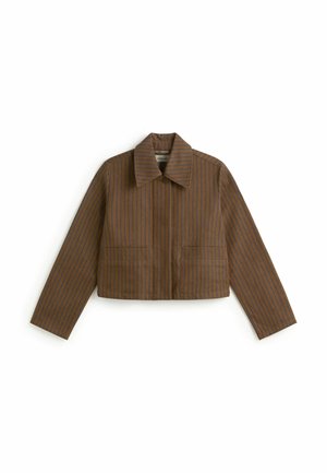 Veste courte marron avec fines rayures noires verticales, grand col, manches longues et poches avant sur fond blanc.