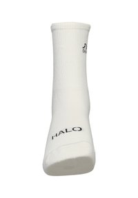 Hvid ankelstrømpe med ribbet tekstur. Har sort trykt "HALO" og logo-detalje nær anklen. Glat stof, standard sokkeform.
