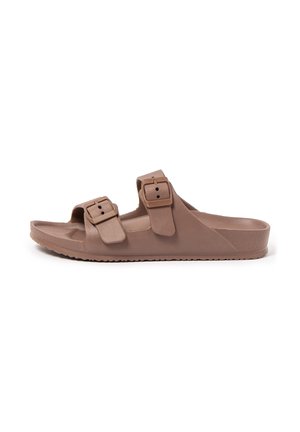 Sandalia marrón tipo mocasín con dos correas ajustables con hebillas y suela contorneada, vista de perfil lateral sobre fondo blanco.