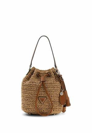 Sac seau marron tissé avec cordon de serrage en cuir, une seule bandoulière et un petit porte-clés métallique et en cuir griffé attaché.