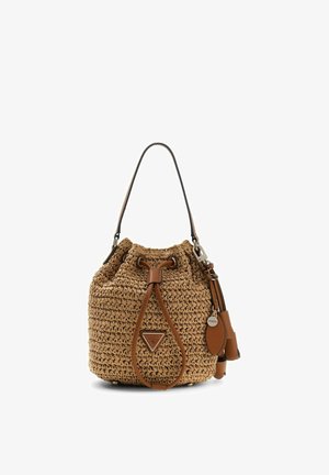 Sac seau marron tissé avec cordon de serrage en cuir, une seule bandoulière et un petit porte-clés métallique et en cuir griffé attaché.