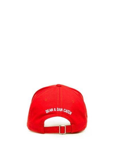 Rote Baumwoll-Baseballmütze mit gebogenem Schirm, auf der Rückseite mit weiß gesticktem Text "DEAN & DAN CATEN" und einem verstellbaren Riemen.