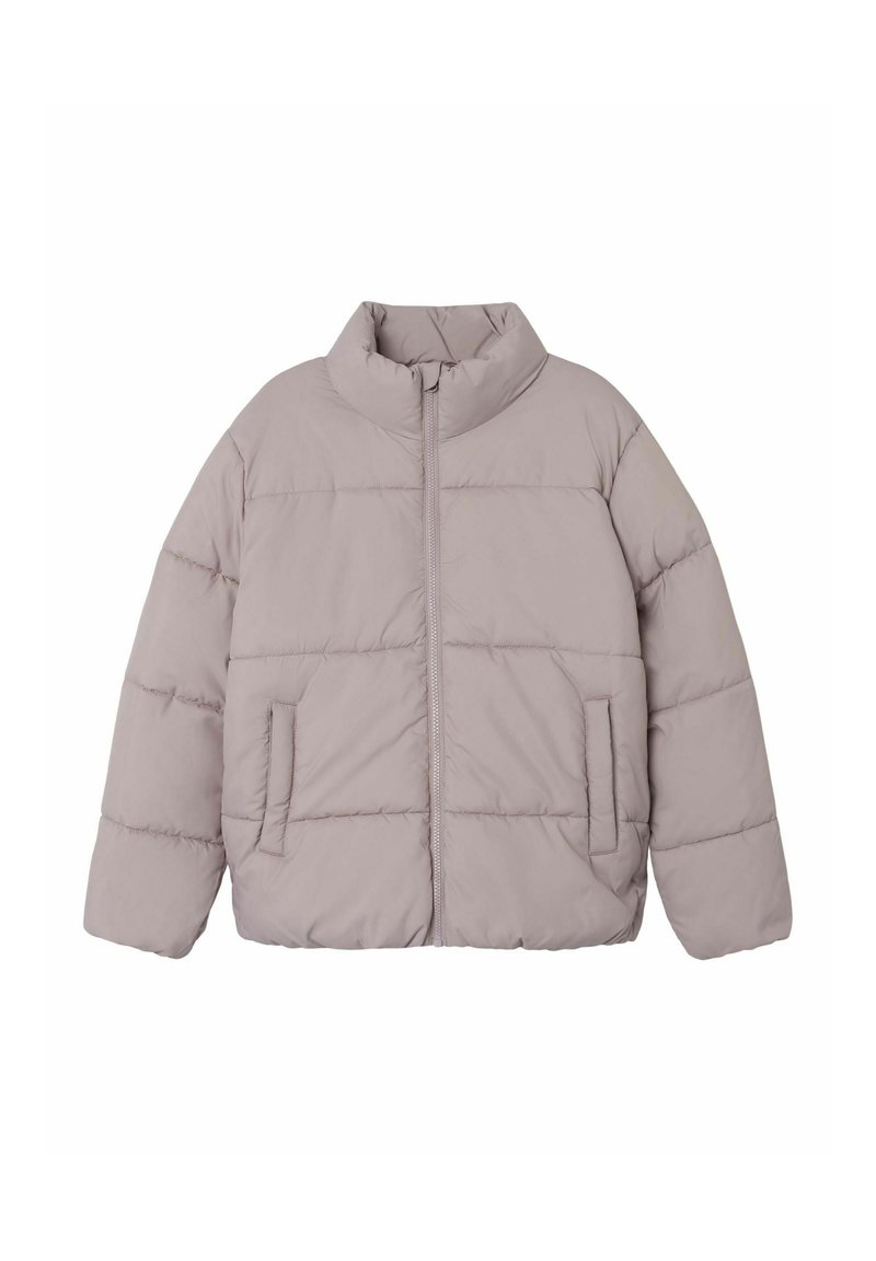 Giacca piumino rosa chiaro con colletto alto, zip frontale e tasche laterali. Presenta un design trapuntato e una vestibilità comoda.