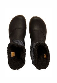 Botas negras con una parte superior de cuero texturizado, un cuello forrado de piel y suelas de goma. Presentan paneles elásticos laterales para facilitar su uso.
