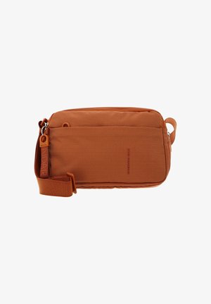 Borsa a tracolla in tessuto arancione con forma rettangolare, dotata di zip, tracolla regolabile e una sottile texture perforata.