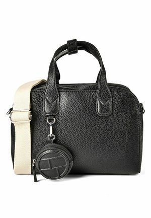 Sac à main en cuir noir texturé avec des poignées courtes, une bandoulière large beige amovible et une pochette ronde zippée suspendue à l'avant.