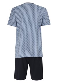Top de manga corta a rayas azules y blancas con cuello negro, combinado con pantalones cortos negros lisos. Fabricado con una tela ligera, de diseño casual.
