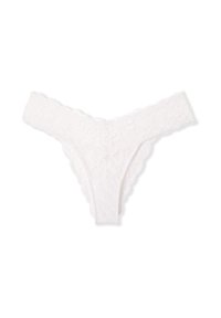 String bianco in pizzo con bordi smerlati, motivo floreale e una texture morbida. Presenta un design a copertura minima con dettagli di rifinitura delicati.