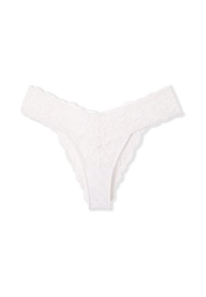 Tanga de encaje blanco con bordes festoneados, patrón floral y una textura suave. Presenta un diseño de cobertura mínima con delicados detalles en el ribete.