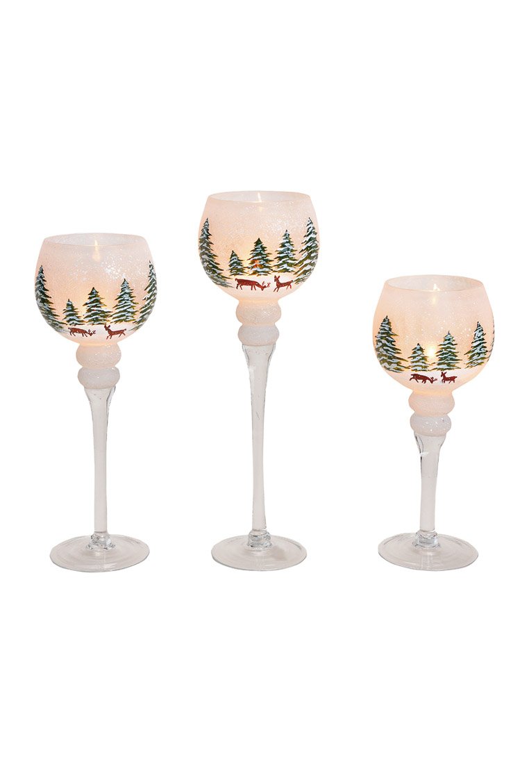 Drei Glaskerzenhalter mit frosted Oberflächen, die Winterbaum- und Rehdesigns darstellen. Die Farben umfassen Weiß, Grün und einen Hauch von Rot.