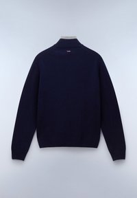 Granatowy sweter z wysokim kołnierzem i prążkowanymi mankietami. Szary detal wnętrza kołnierza. Miękka tekstura i klasyczny krój. Minimalistyczny design.