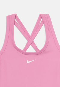Roza sportska majica bez rukava s dizajnom leđa u obliku križa, izrađena od glatkog materijala, s malim bijelim Nike logom sprijeda.