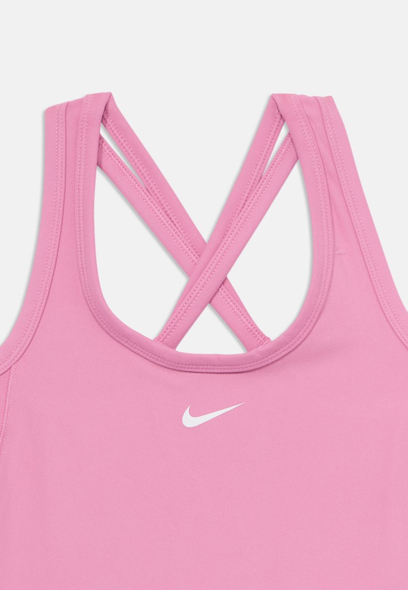 Różowy tank top sportowy z krzyżującym się tyłem, wykonany z gładkiego materiału, z małym białym logo Nike z przodu.
