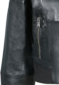 Černá kožená bunda s kapsou na zip na levém rukávu a žebrovanými manžetami, s hladkou texturou a přiléhavým střihem.