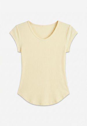 Κοντομάνικη ριμπ μπλούζα παλ κίτρινου χρώματος με στρογγυλή λαιμόκοψη και ελαφρώς κυρτή βάση σε λευκό φόντο.