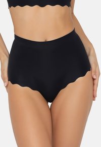 Magas derekú fekete bikini alsó, hullámos szélekkel. Simább anyagból készült, egyszínű és testhezálló szabással.