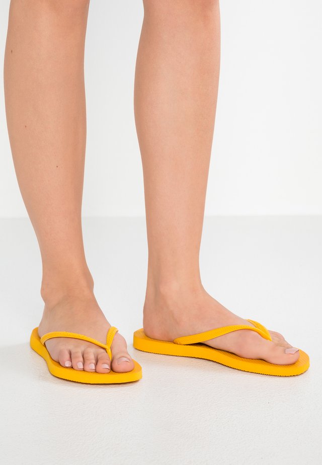 SLIM FIT - Teenslippers - banana yellow