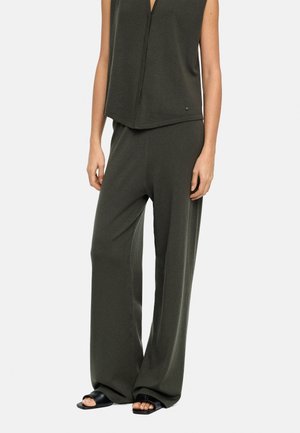 - Spodnie materiałowe