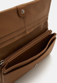 Braune Lederbörse mit einem Druckknopfverschluss, mehreren Kartenfächern und einem Reißverschlussfach. Glatte Textur und sauberes Design.