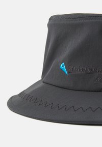 Schwarzer Bucket Hat aus strukturiertem Stoff. Verfügt über Zickzack-Nähte am Rand und eine blaue Stickerei eines Logos an der Seite.