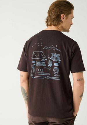 KnowledgeCotton Apparel, REGENERATIVE BACK PRINT - Тениска с щампа - chocolate torte