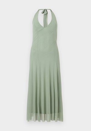 Vestido maxi verde salvia con cuello halter y escote en V, falda fluida y cierre con lazo en la parte posterior del cuello.