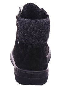 Botín de ante negro con un collar de fieltro gris, textura suave y suela de goma. Presenta un cierre lateral y detalles de costura mínimos.
