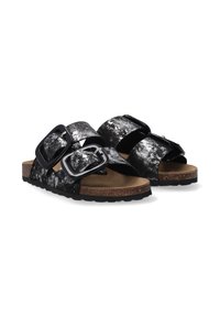 Zwarte en zilverkleurige sandalen met een patroon, voorzien van twee verstelbare gespen, een kurken voetbed en een gestructureerde zool voor grip, met een wijde band ontwerp.